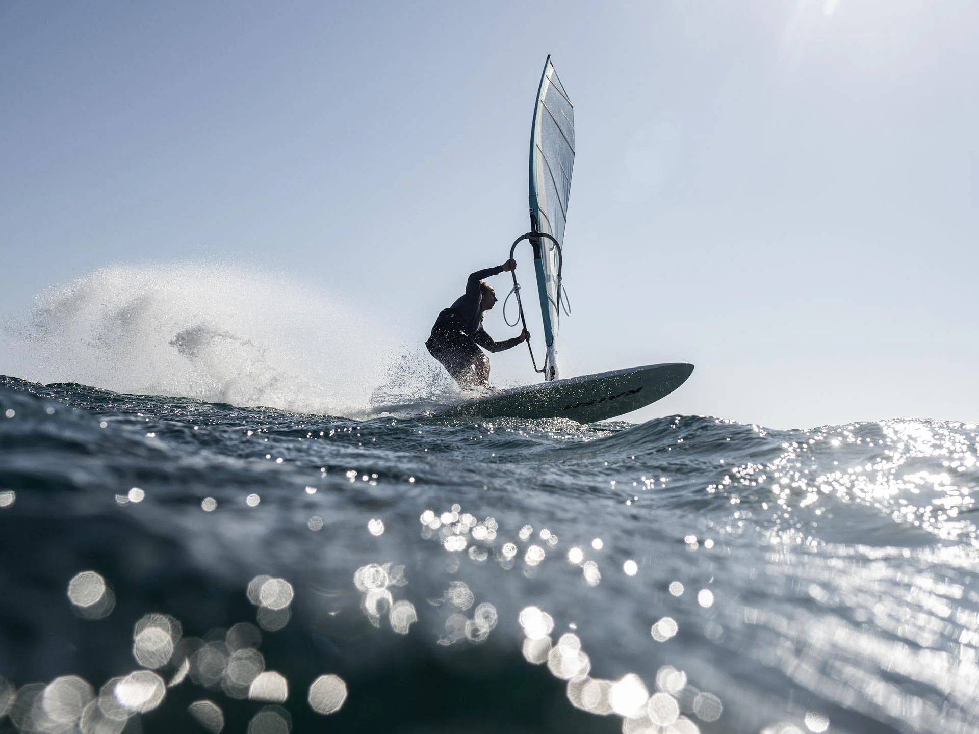 Naish-windsurfer in actie op het water
