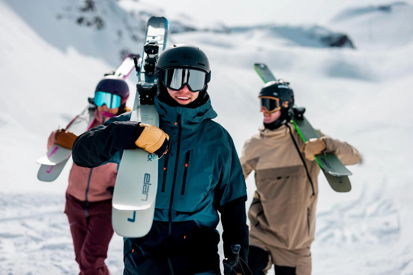 Skiërs in de bergen met Elan-ski’s